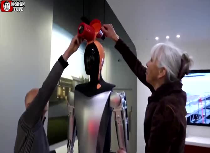 Video :The Tesla Optimus is covered with latex by protesters